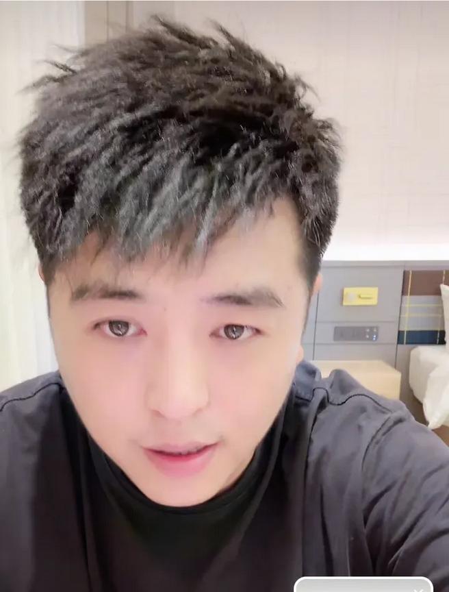 张伦巴昨天出发去北京，结果今天晚上直播说来到了天津，与追梦汇合一下，天津也有朋友