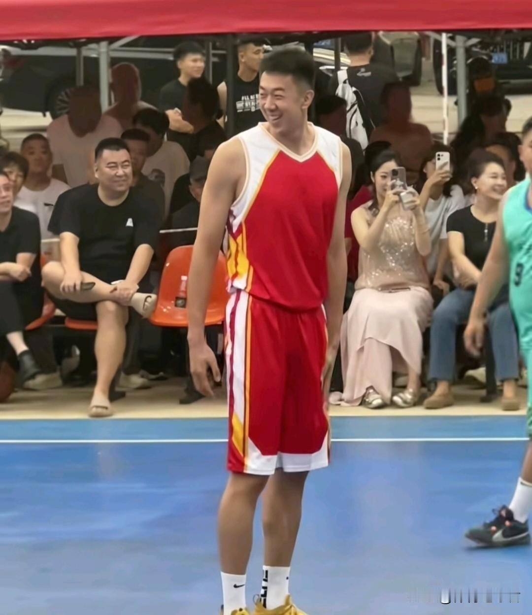 王少杰进退两难！离开广东男篮后，不少球迷以为王少杰会回到北控男篮，毕竟后者集训