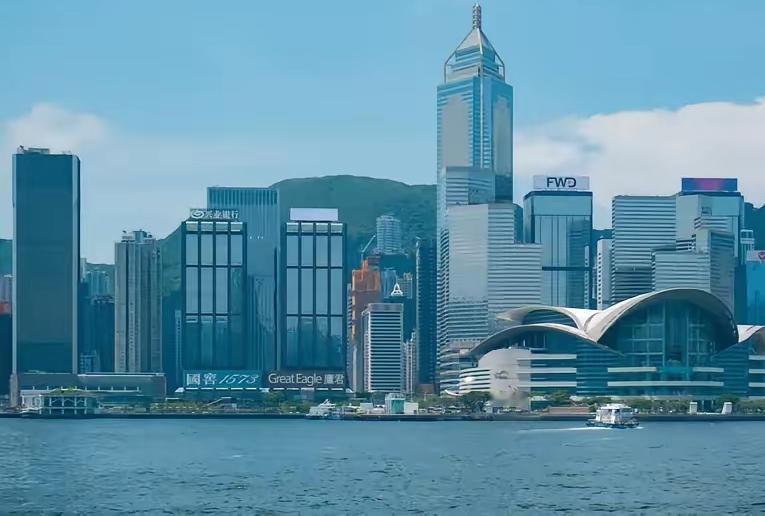 最近一个很微妙的信号：地方国资开始扎堆卖房了。这可不是小打小闹，是全国范围