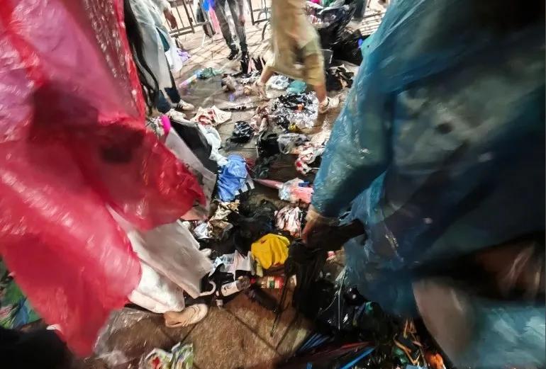 嘉兴演唱会一片狼藉，遍地是垃圾和雨伞，1280整整被雨淋了两个小时！进去的时候