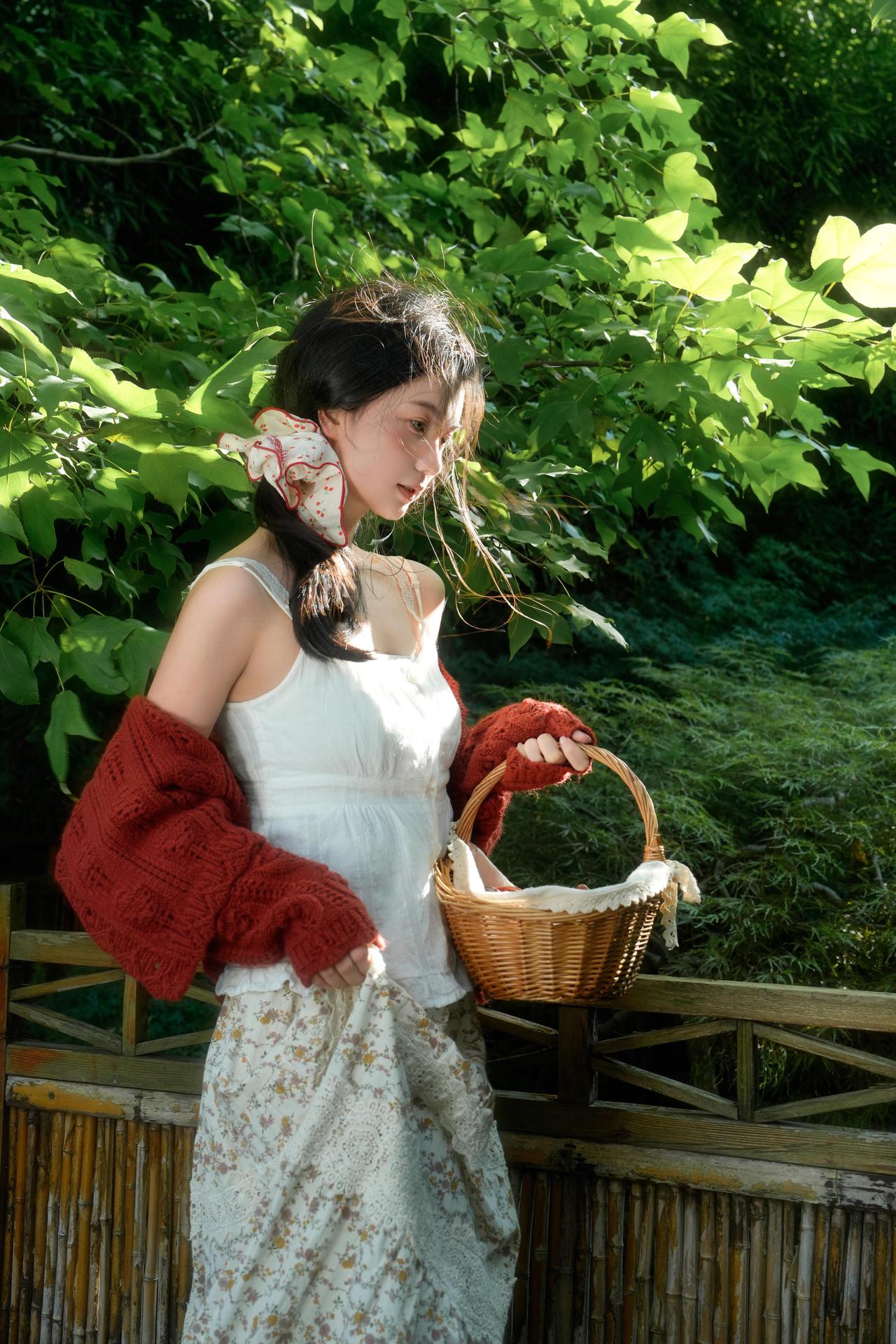 当镜头对准这位少女，整个画面就成了一首关于“青涩”的视觉诗。先看画面里的光影