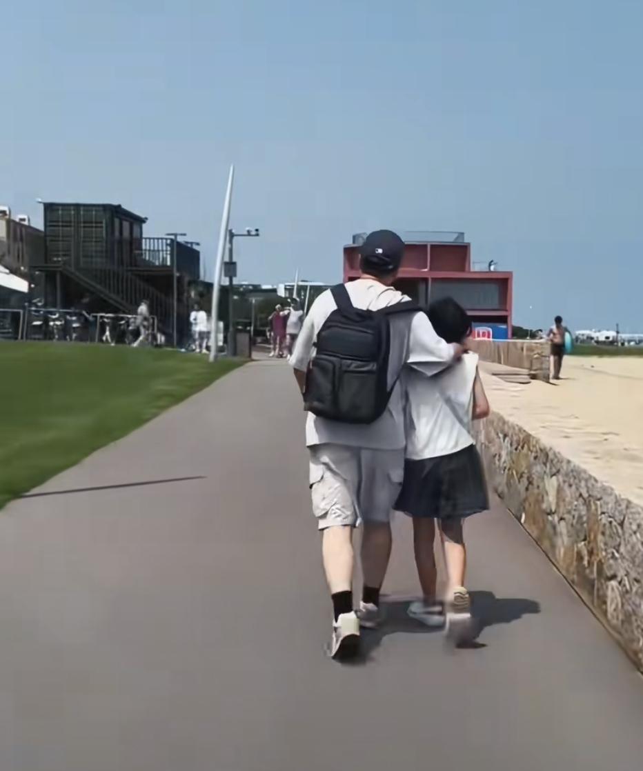 张姩菡：“我爸爸很伟大，他们说天上的文曲星换届了，选中了爸爸。”这是张雪峰的1