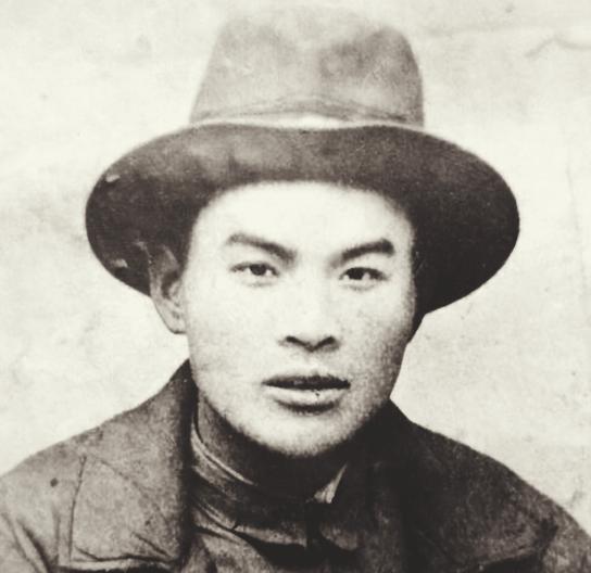 1940年，地下党崔景岳被捕后，密信落入敌人手中，但密信是一张白纸，什么都没有。