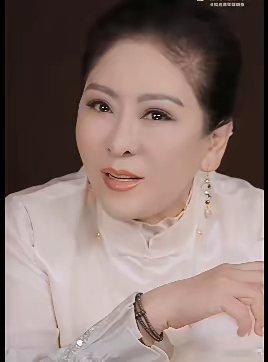 向太：易立竞说错了，向佐一直是我在养之前在访谈中，易立竞问向佐，是不是你小时候被