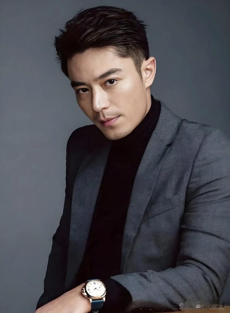 霍建华这个人完全经不起细看因为一认真琢磨，才发现他真是闷声干大事的