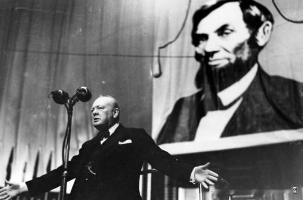 如果罗斯福不病逝，冷战还不一定爆发。一战的时候，美国本来看戏赚钱，结果在英法