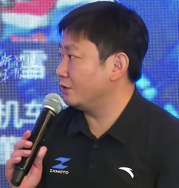 清华院长当众刁难初中毕业的张雪：你们跟雅马哈比，底蕴在哪？本以为这一问会让张