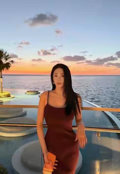 张雨绮丢工作了，被辽宁卫视春晚除名了，她保持沉默太让人奇怪了。袁巴元前妻锤她