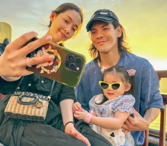 郭碧婷好像挺喜欢小孩的，每次被人碰到，不是正带着孩子呢，就是和孩子有关的事儿！?