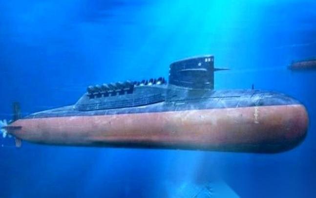 理论上，一艘核潜艇的反应堆能烧几十年，可以让它永远不上浮。但实际上，90天，就是