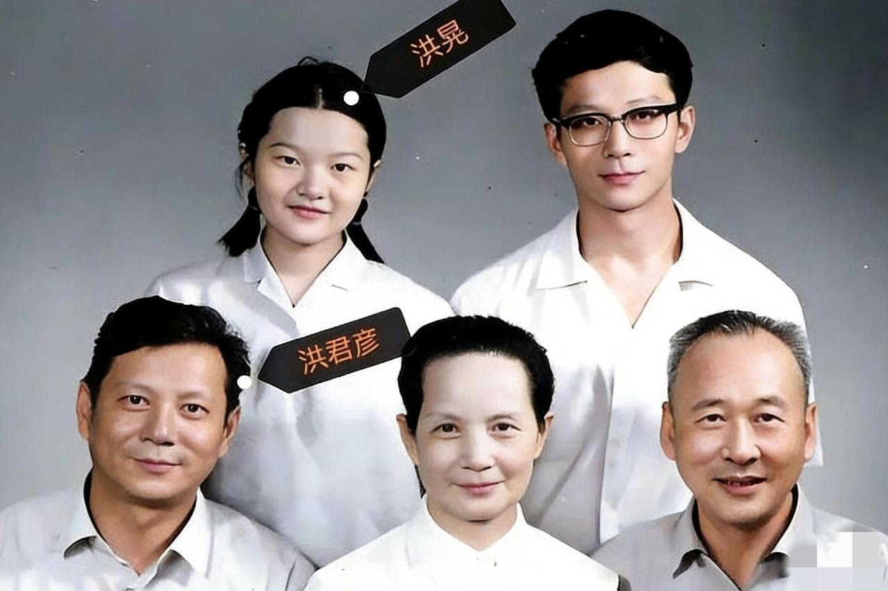 1973年，洪君彦和章含之离婚后，带着女儿洪晃和家人，一张温馨的合影，此时的洪君