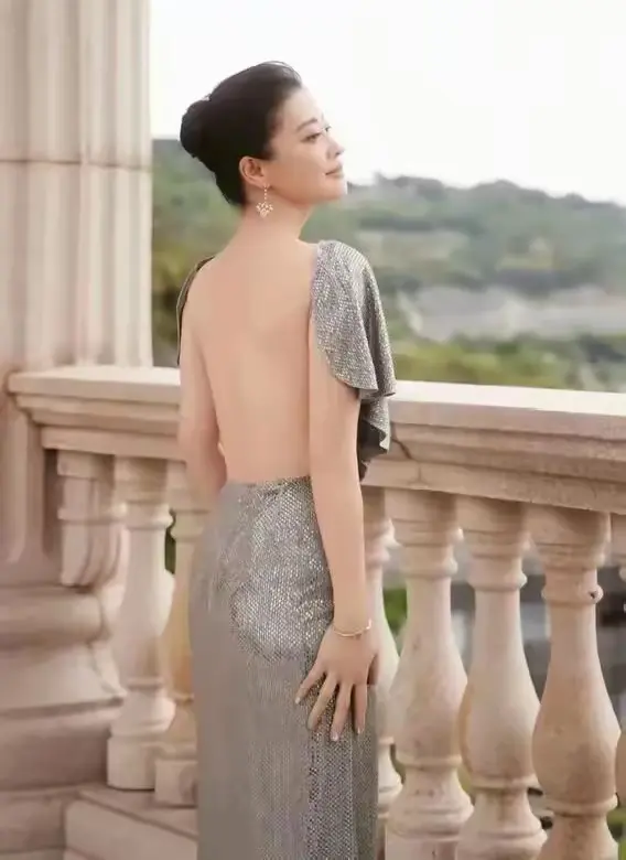 梅婷这件礼服是怎么穿的，她蹲下的时候，衣服不会掉吗？