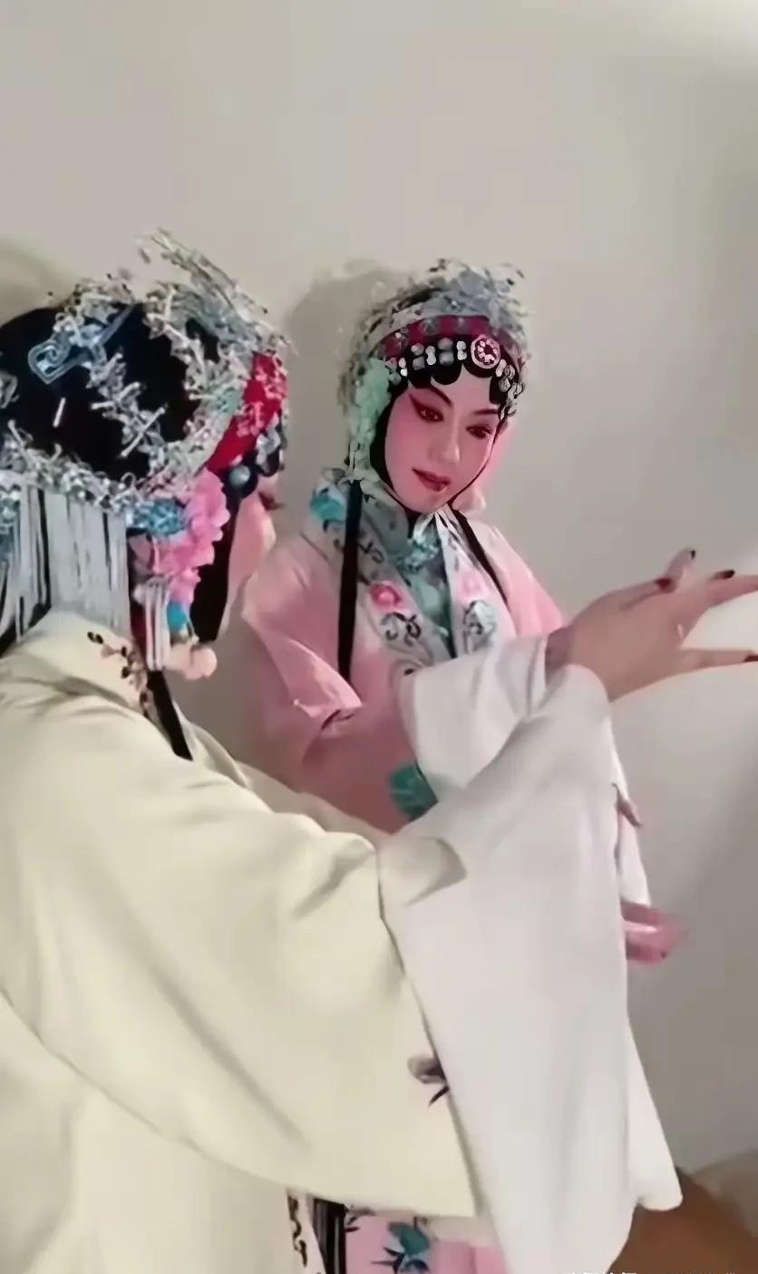 翁帆发了条生日视频，103岁的杨振宁坐在那儿，没说话，眼神还亮。三个月后，人走