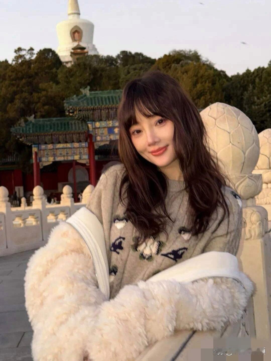 李小璐在采访中首次披露与贾乃亮的真实离婚时间。她坦言，两人早在2018年3月14日便已完成离婚手续，