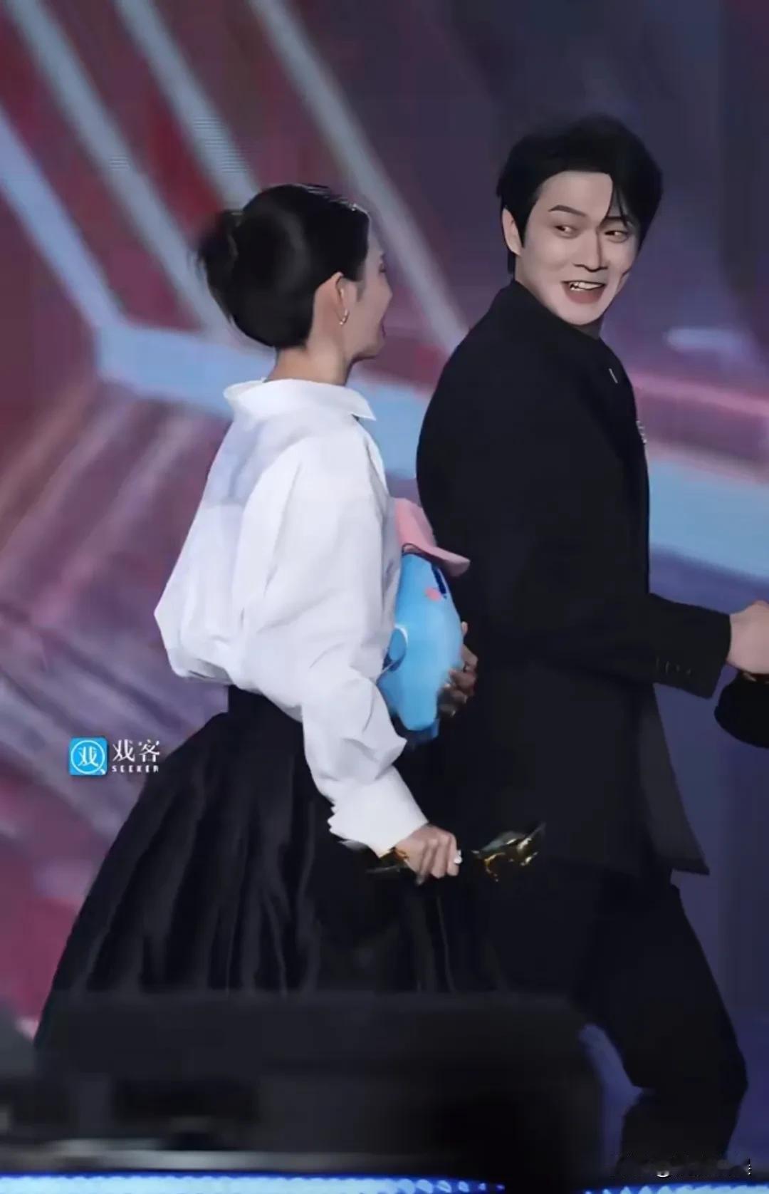 现在越来越能get到魏大勋的帅了！看他参加宜昌电影节，领完奖后和佟丽娅姐姐离开