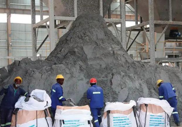 中国给33国免关税，结果12个非洲国家集体“锁矿”——津巴布韦禁锂、刚果金限钴、