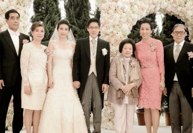 2012年，郭晶晶结婚时，郭父母退回1100万彩礼，和价值3亿的四合院，婚礼当天