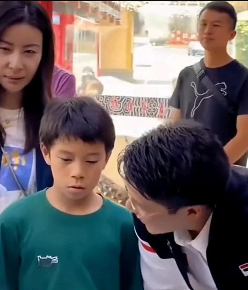 12岁继承人身家千亿却在刷浴室瓷砖。你想象中的豪门继承人，应该是私人飞机配管家