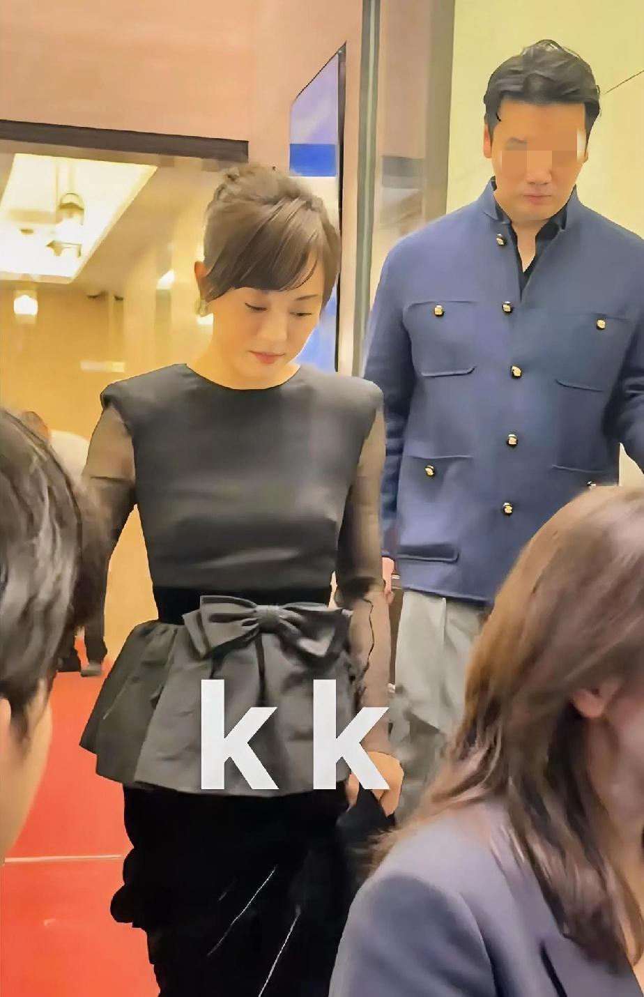 孙俪这是咋了？看不懂了，这应该是衣服款式的问题[笑着哭]