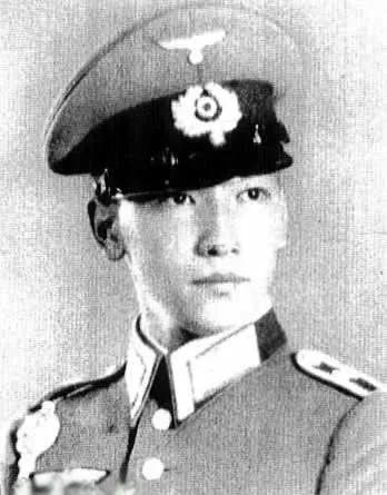 1942年，蒋纬国坐火车，遇到一个少将，少将看中了蒋纬国的配枪，准备用旧枪交换。