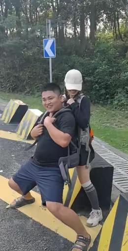 “这个河南小伙真中！”2025年10月19日，广东广州，河南小伙去爬山，在下山的