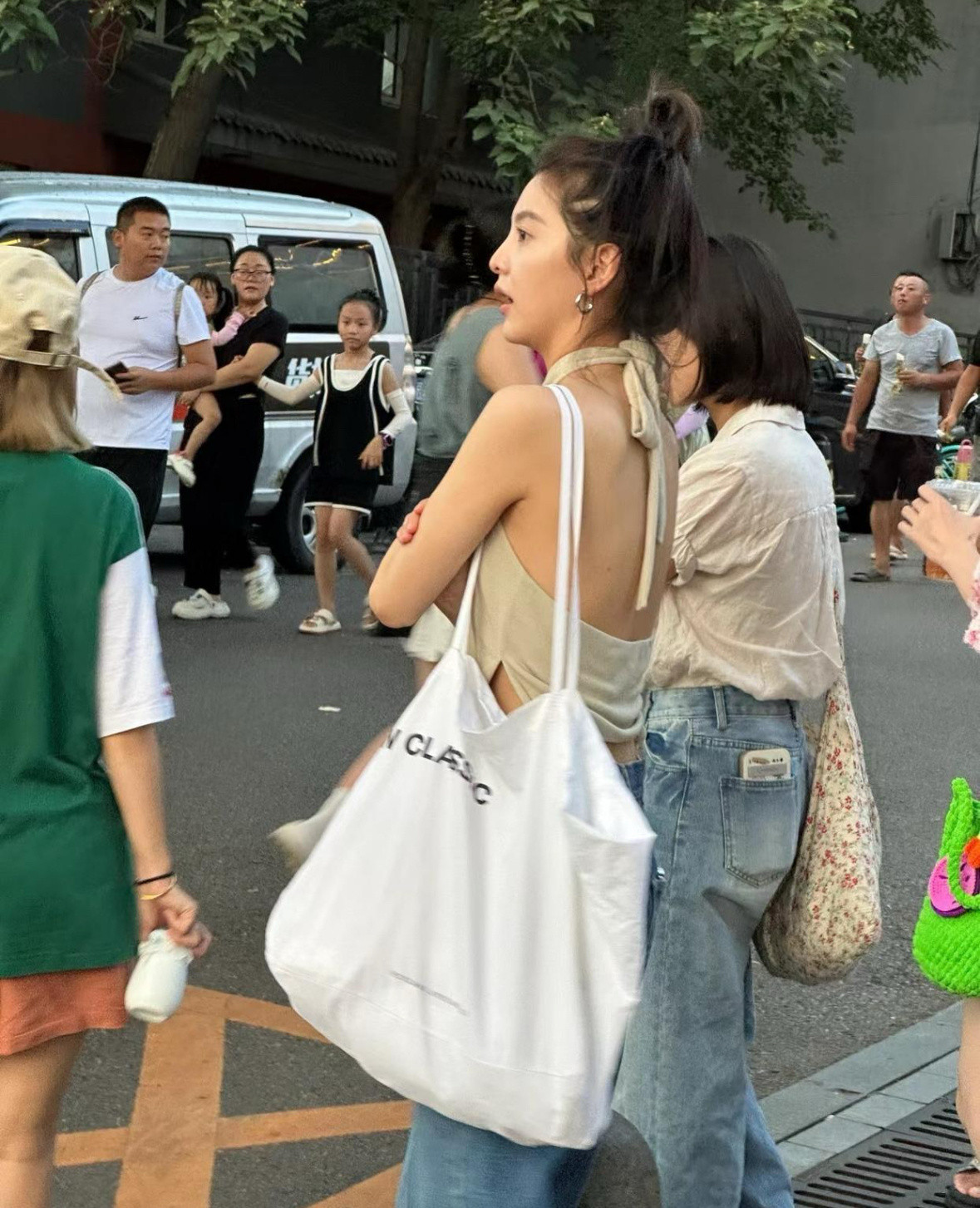 北京偶遇章若楠，电视上看着很高挑没想到现实中这么娇小，气场全开​​​