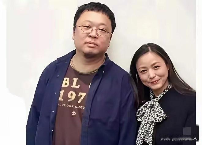 罗永浩老婆以前是天津电视台的主持人，后来为了家里那摊子事儿，工作辞了，一门心思