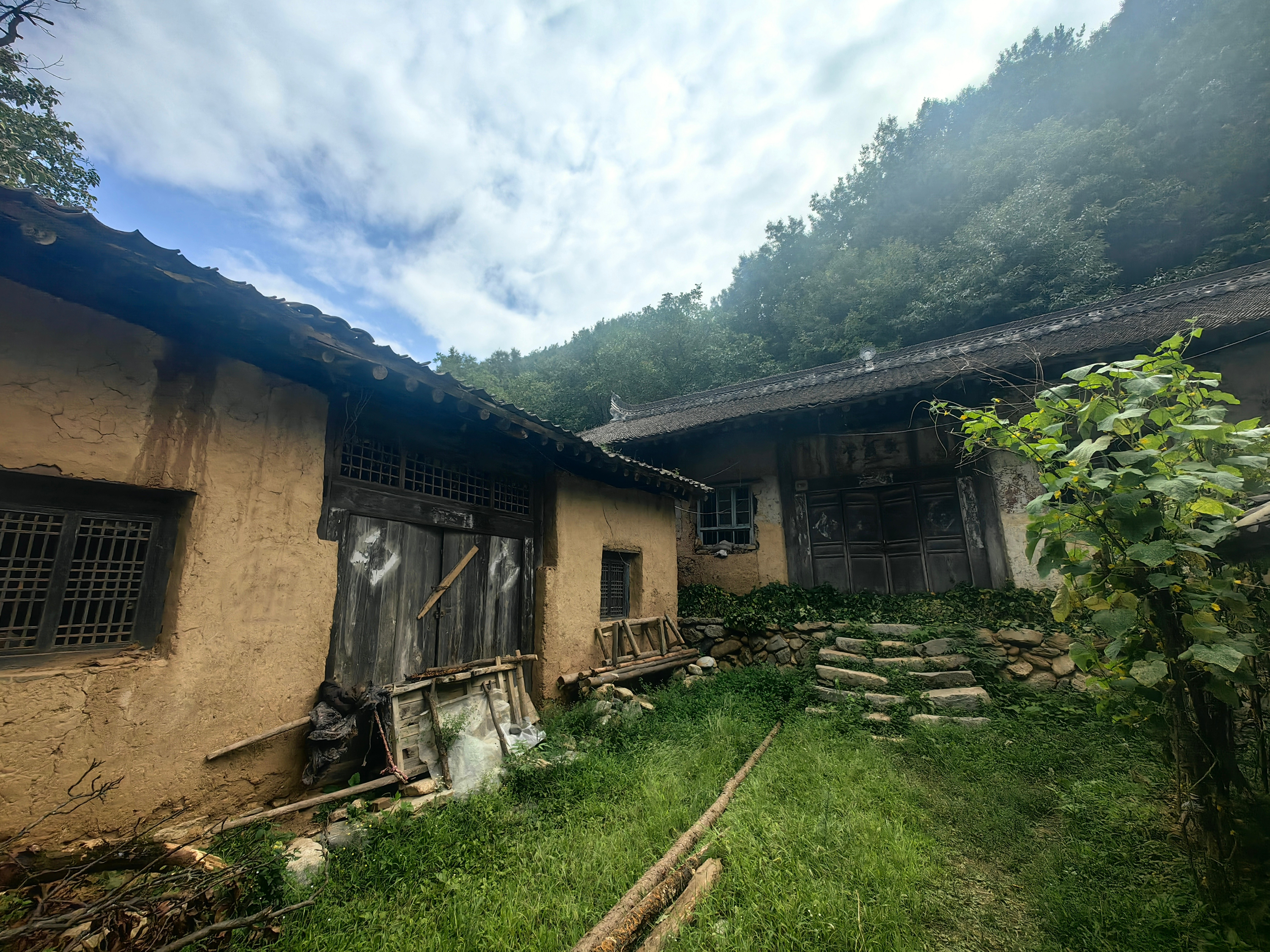 秦岭笑谈杨斜松云寺下的石窑沟，入沟口大约一里之处，左岸路边有一户旧屋。正