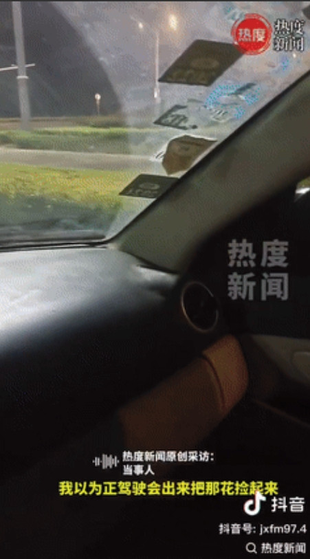 “网络剧情成真了！”江苏苏州，一男子在等红绿灯时，前车副驾驶突然从车窗玻璃扔出一