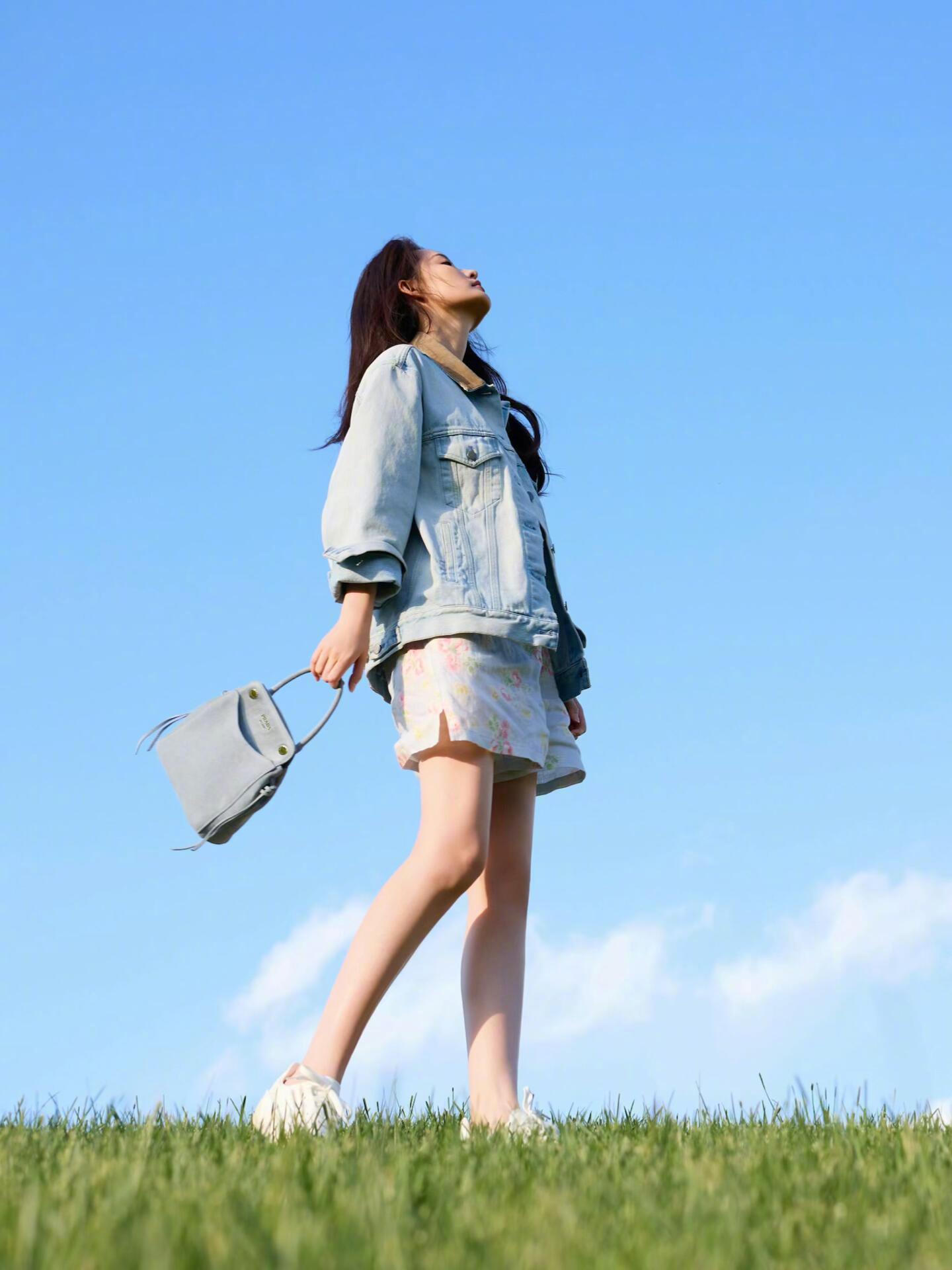 李沁清爽穿搭清冷文艺李沁身着PRADA2026“夏天的日子”系列。做旧牛仔外