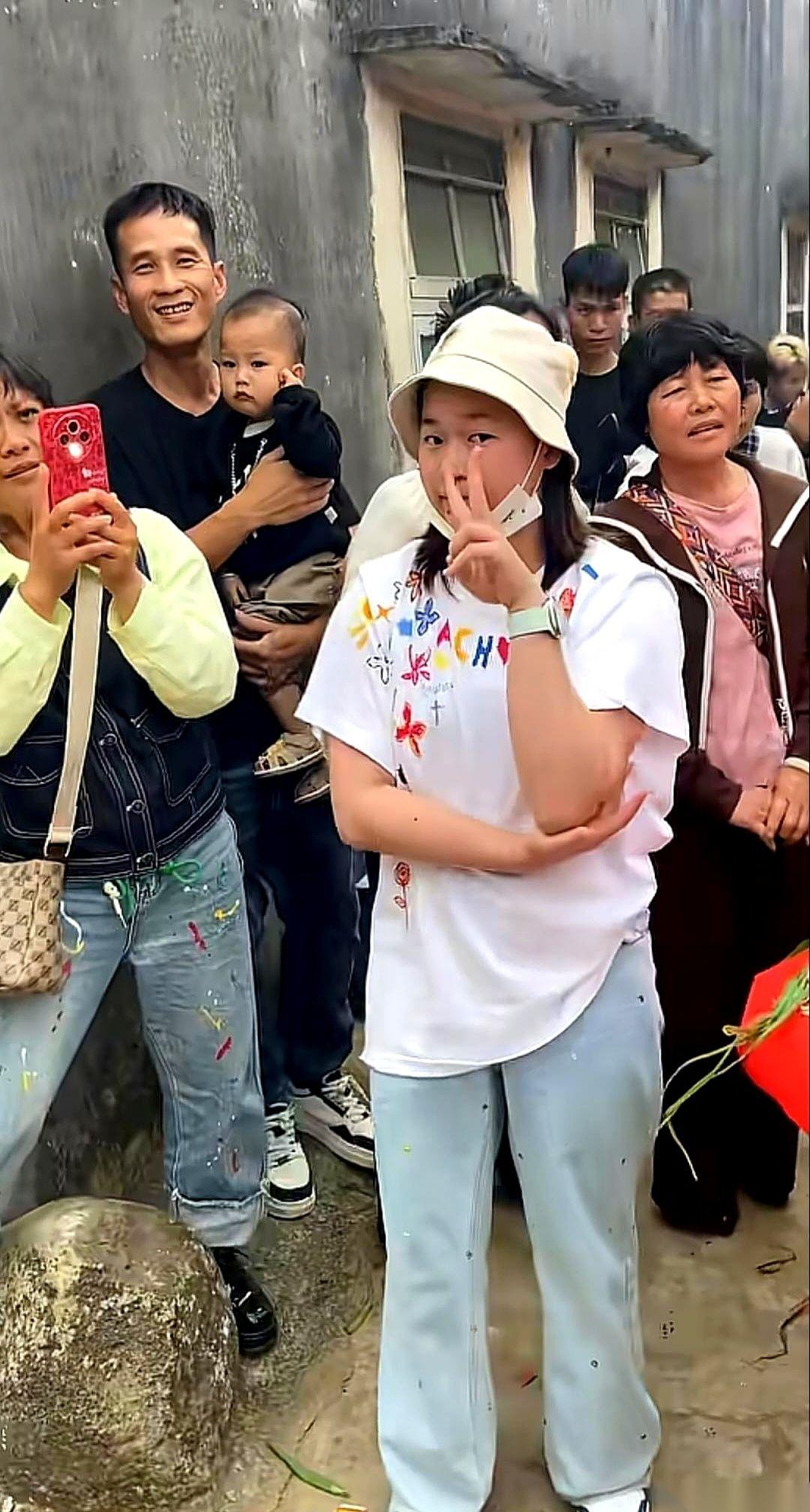 村口人墙瞬间挤爆，那不是什么明星，是“婵宝”！她就站在那儿，短袖被迈合村的热浪一