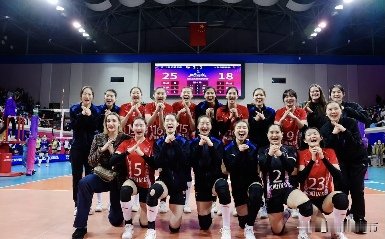 上海女排提前祝大家新年快乐，第一阶段常规赛第一名，完美收官！蔡斌今年这是要带着这