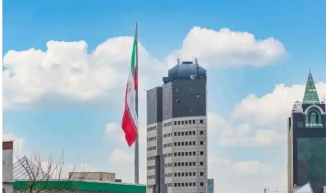 6月15日清晨，好多大型集装箱从巴基斯坦，一路穿过两国边界，浩浩荡荡地进了