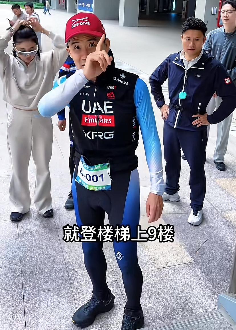 王石现在跟刘晓庆有得一拼了！两人年龄相仿，都是那种骨子里特别自律又特别要强的人。