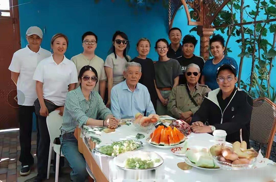 霍启刚全家新疆度假！他紧搂郭晶晶好恩爱，霍震霆给亲家公让主位​​​