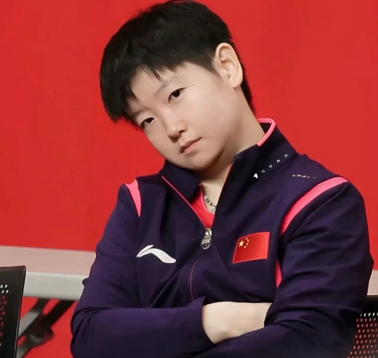 为什么孙颖莎不能退赛？原因有3大点:1、孙颖莎名字太值钱！孙颖莎是WTT最能卖票的名字2、重新登顶世