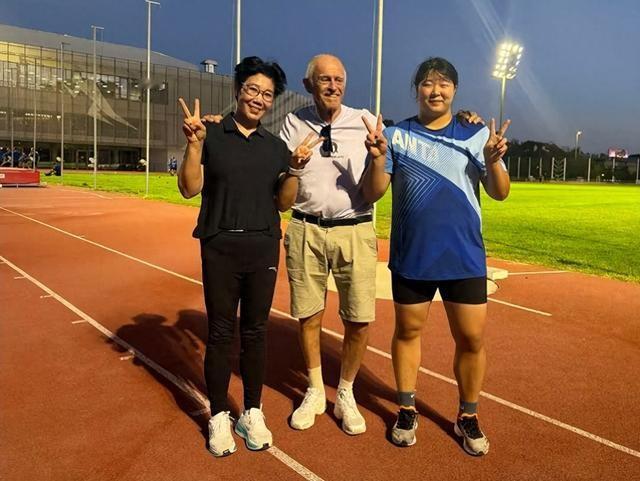 79岁的内梅特，拿着一根标枪，走到中国姑娘严子怡面前，说送你了。旁边站着严子怡的教练卢秀荣，四个字：