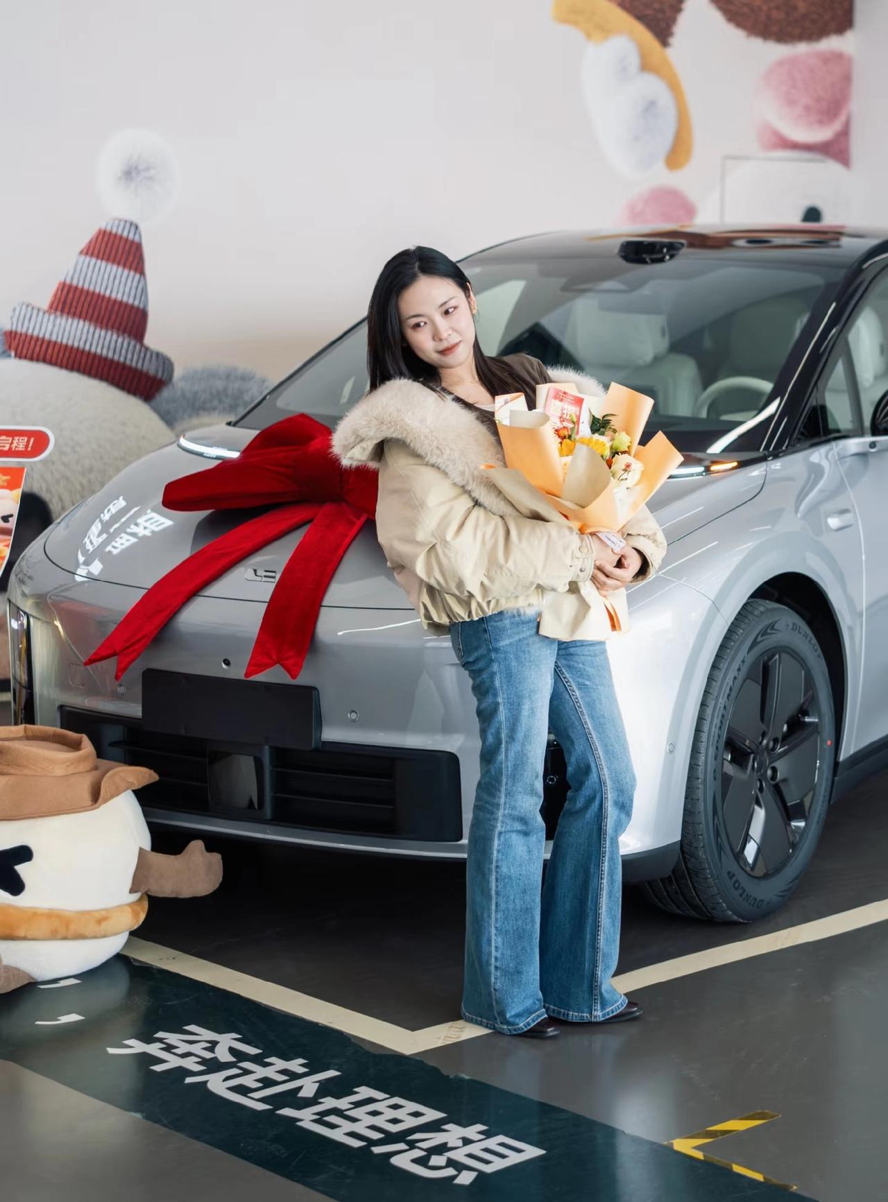 理想i610月销量5775辆，理想i611月销量6798辆，理想i61