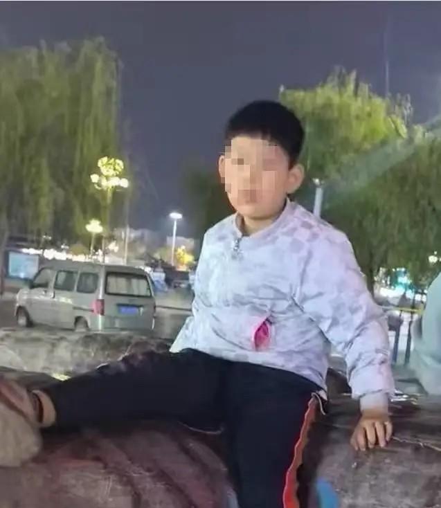一个孩子站在校门口，却始终不敢走进去，短短几分钟，他两次靠近学校，又两次转身离开