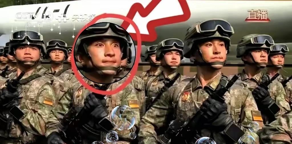 你看这阅兵战士，都瞪着眼走过去的！真厉害！妻看完阅兵说。我说，走得齐能训练出