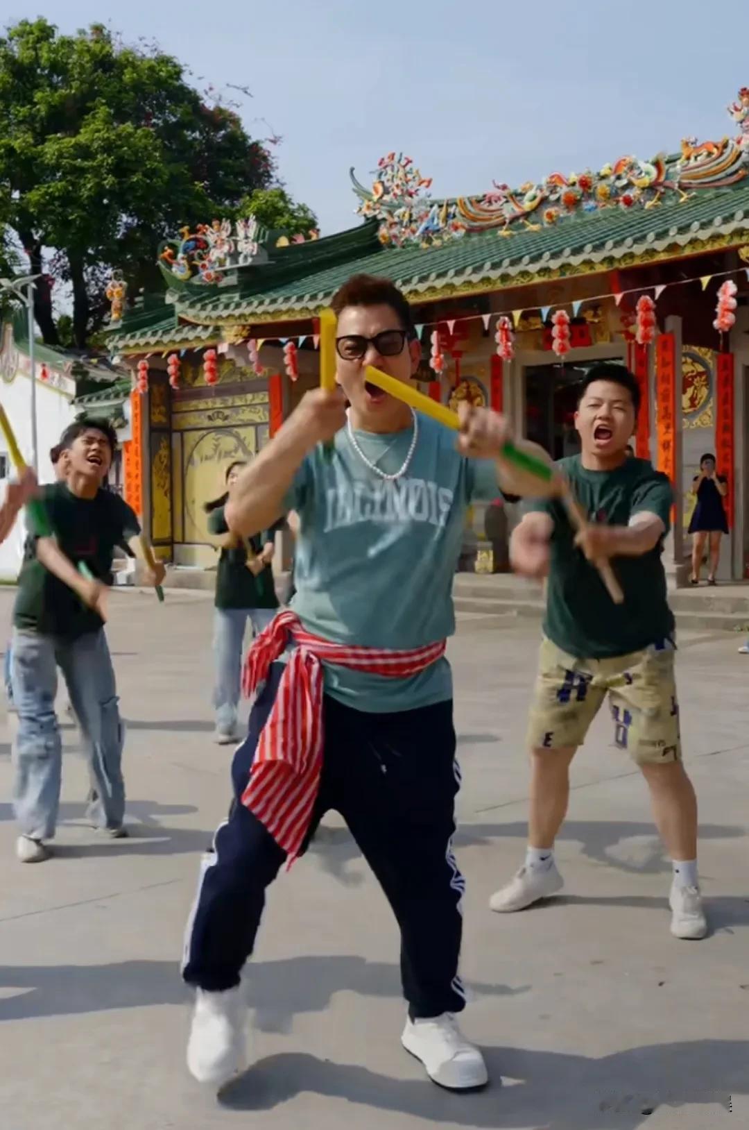 任贤齐现身广东汕头体验非遗“英歌舞”，六十岁的他，腿脚好灵活，状态好年轻。感觉