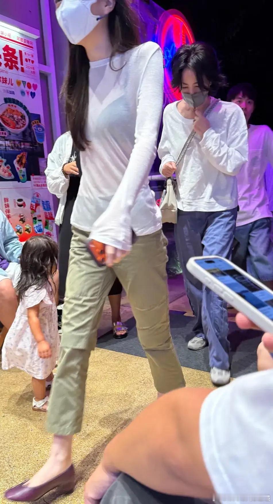 王菲吃面状态如少女，才懂谢霆锋为何选择她！人一旦过了30岁，都会出现身材下滑，状
