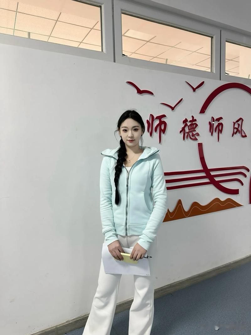 笑死。我当过民办大学老师。一个月下来，兜里比脸还干净。课时费二十块。真就一杯