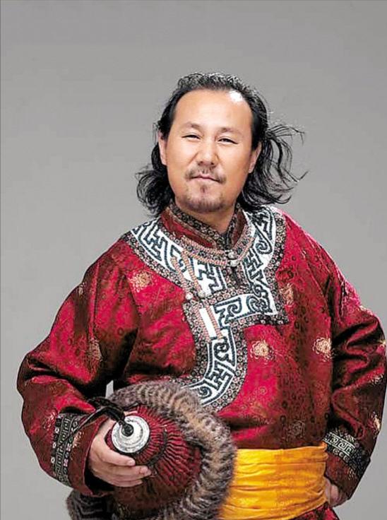 2000年，腾格尔在蒙古的所有酒楼全部倒闭，房子没了，车子没了，6岁女儿