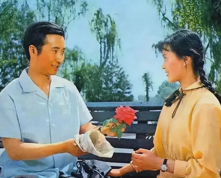 看到一个关于《戏台》的评论，差点把我笑趴下！大意是说，陈佩斯不懂电影，只会演小品