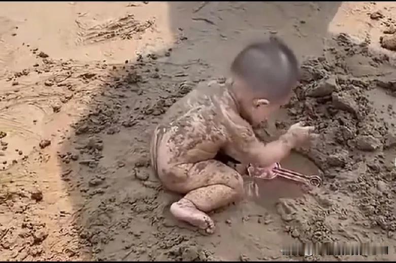 炎炎夏日，爷爷带着刚刚学会走路的孙子在河滩上玩，孙子总要去玩水和泥巴。爷爷怕弄脏