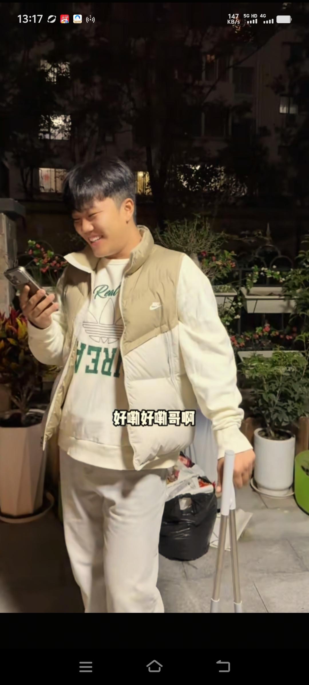 解清帅张罗着吃火锅，招呼全家都来。爸爸去买菜，妈妈带着锅，哥哥拿了酒，他自己啥都