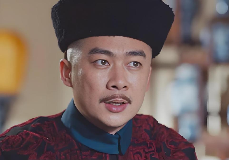 “年羹尧刚被赐死，岳钟琪就被锁拿进京——雍正盯着他跪在血诏前的侧脸，轻声说：‘你