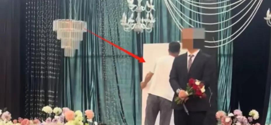新郎玩儿脱了，本以为自己把婚庆公司拿捏的团团转，没想到临登台婚庆公司直接撤场，面