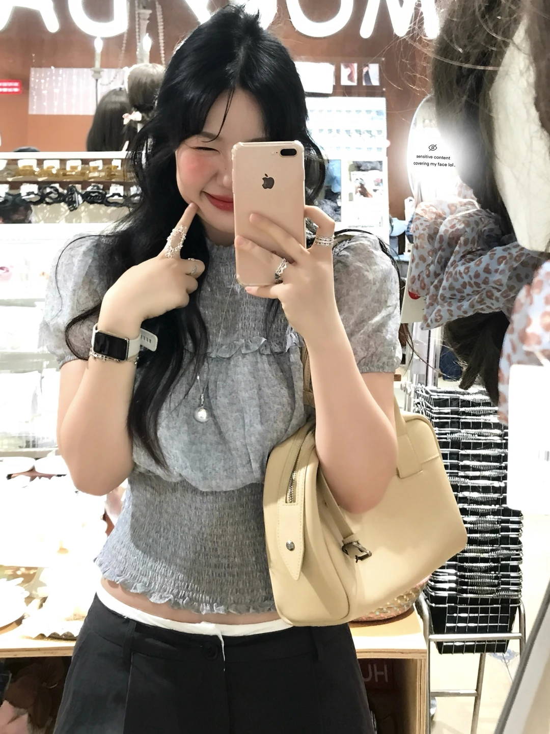 她笑起来真的好漂亮啊！